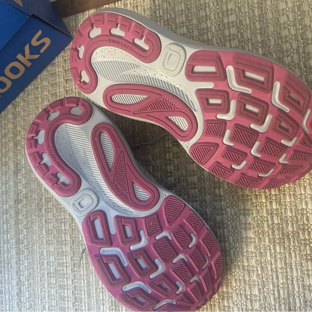 Brooks Adrenaline Women’s Light Gray Running Shoes with Pink Logo 7 wide - Picture 4 of 7